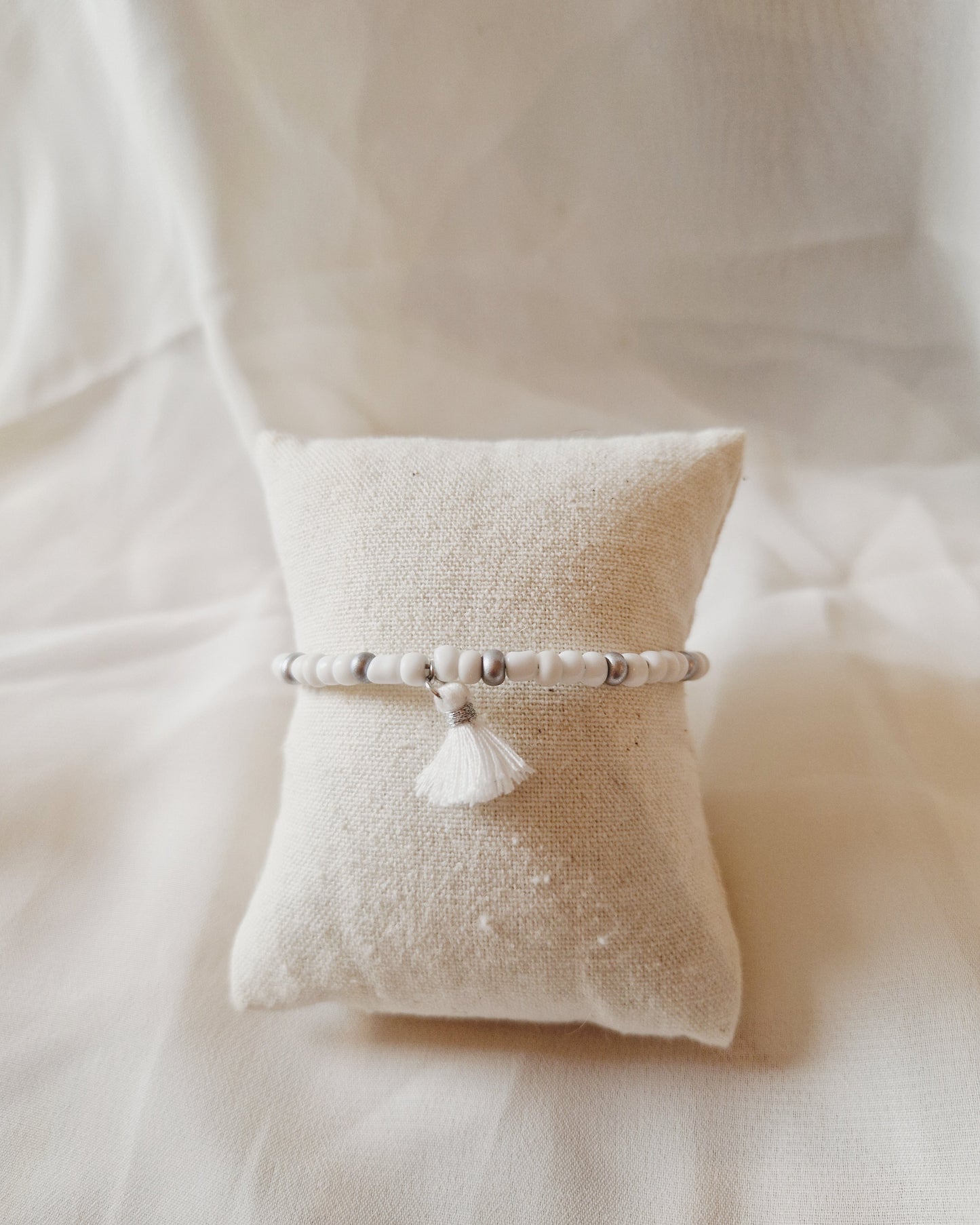 mimijewelsbyc Tessa - Bracelet en perles avec pompon (White)