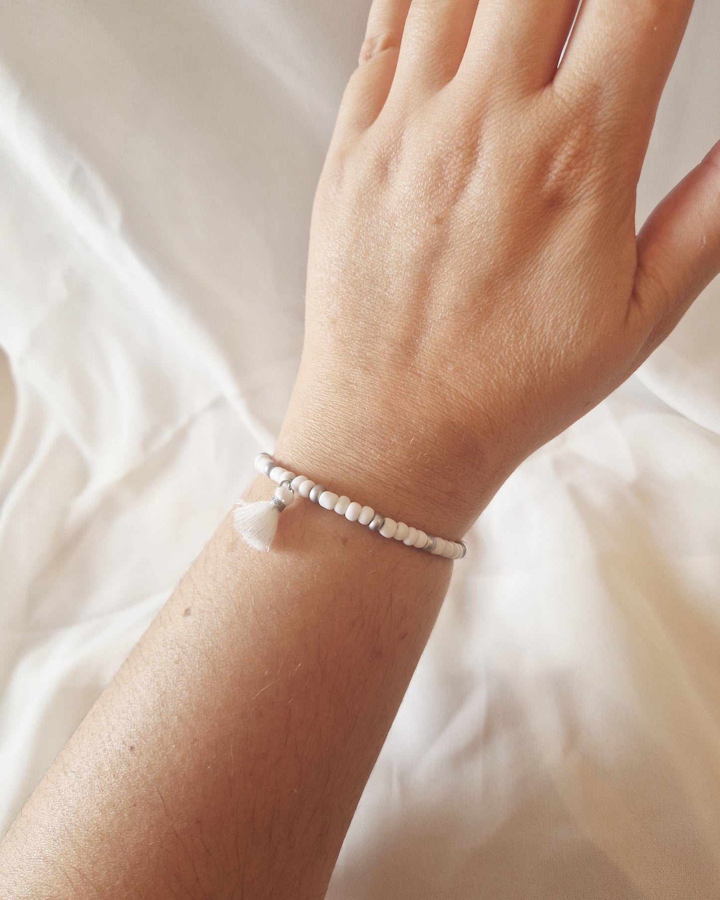 mimijewelsbyc Tessa - Bracelet en perles avec pompon (White)