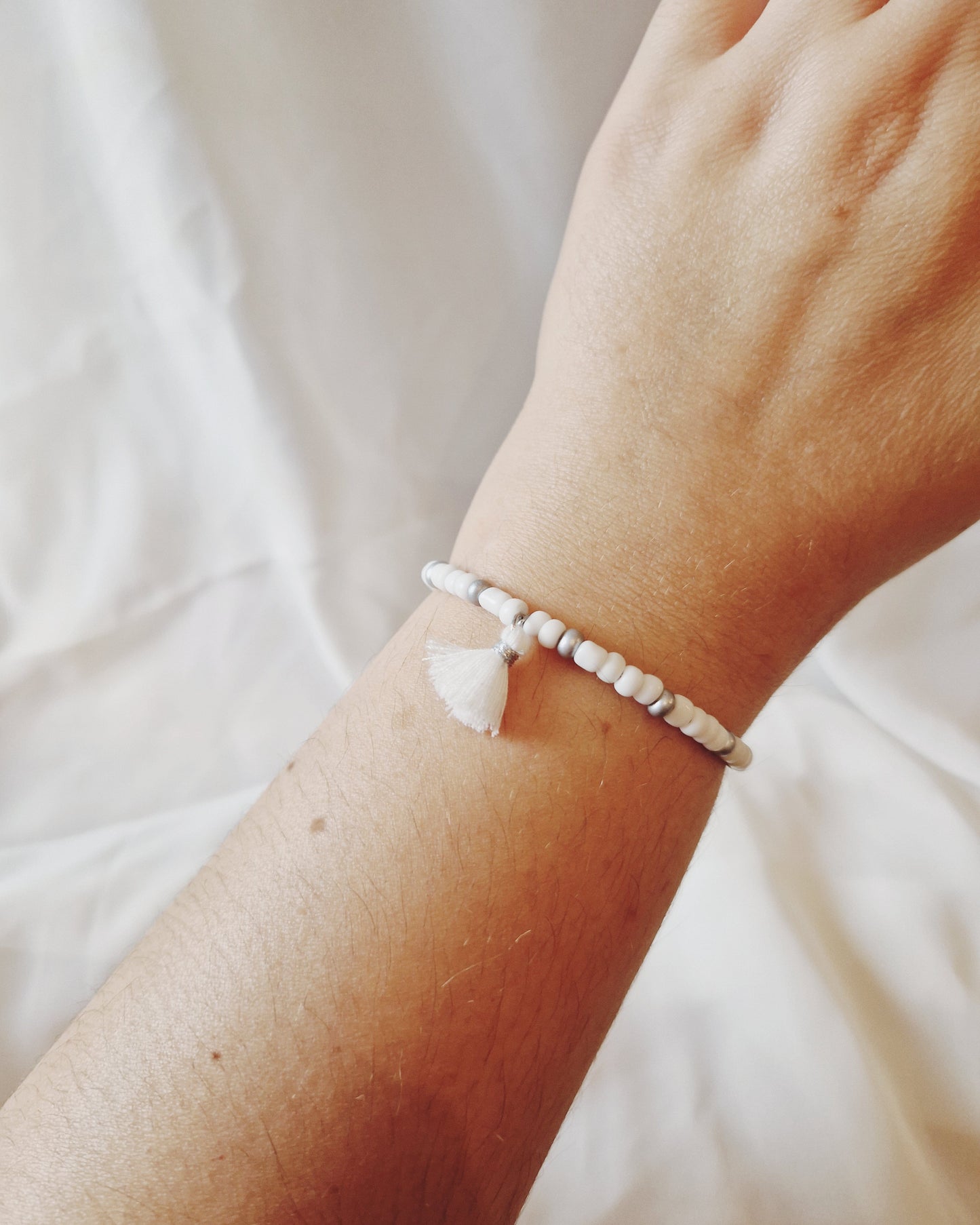 mimijewelsbyc Tessa - Bracelet en perles avec pompon (White)