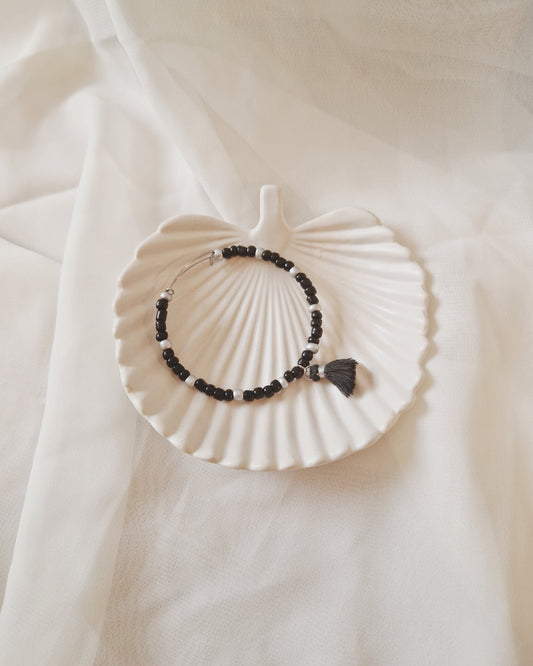 mimijewelsbyc Tessa - Bracelet en perles avec pompon (Black)
