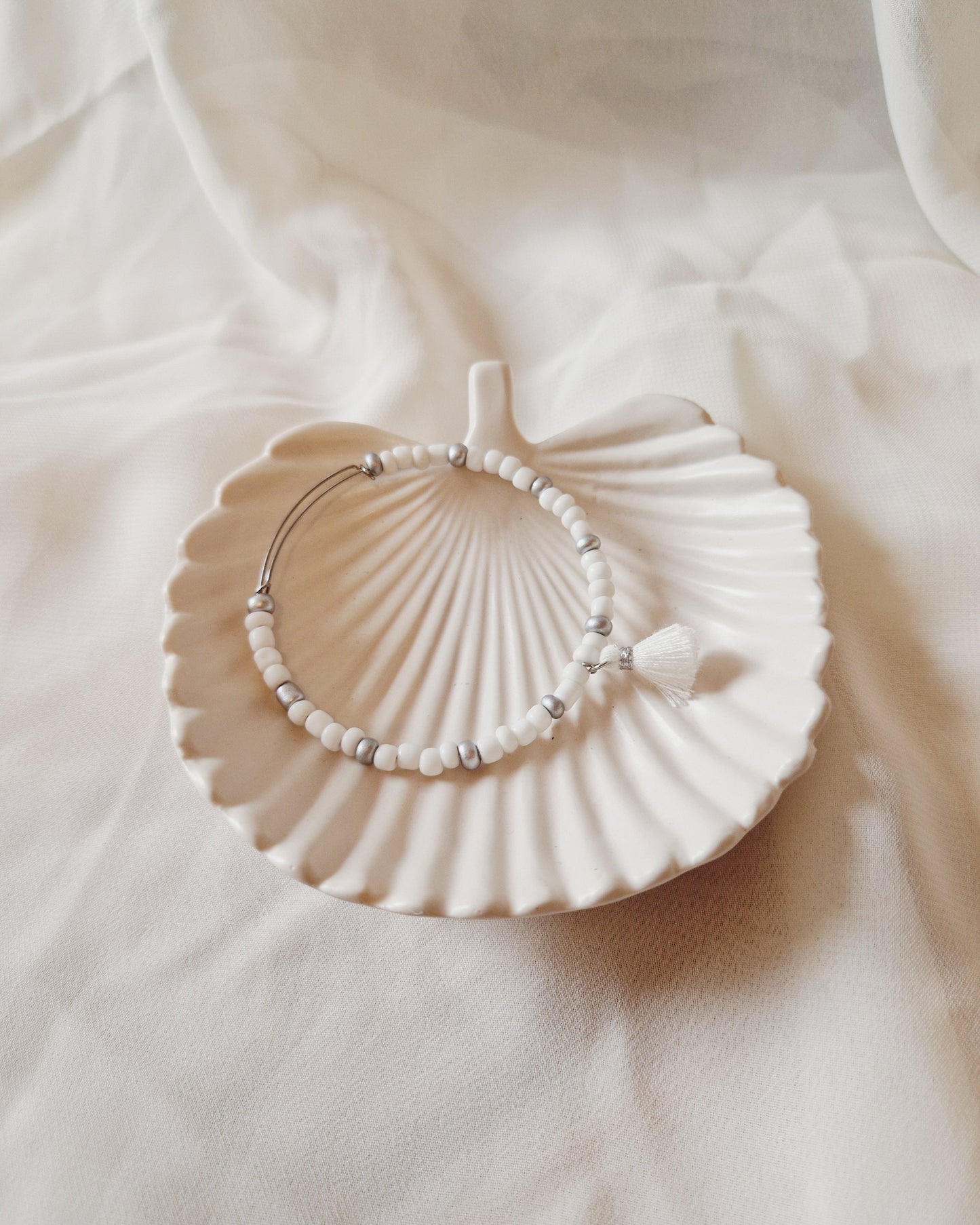 mimijewelsbyc Tessa - Bracelet en perles avec pompon (White)